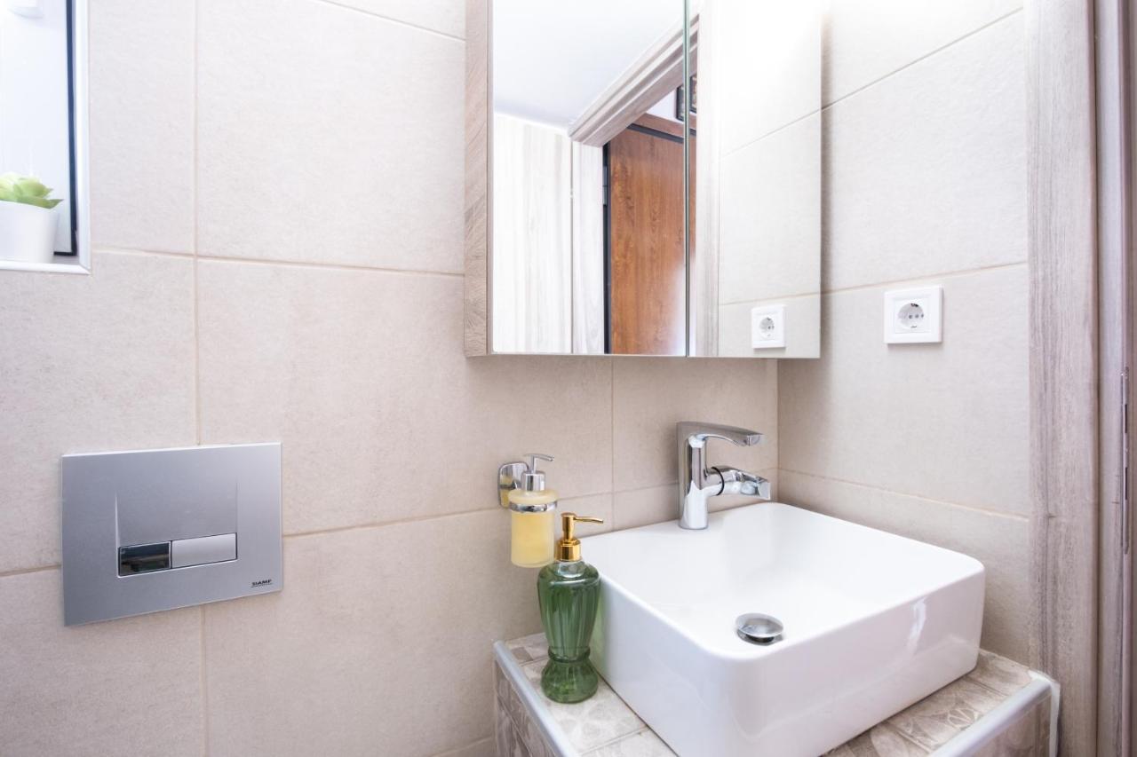 Family Apartment Near Port Пирей Экстерьер фото