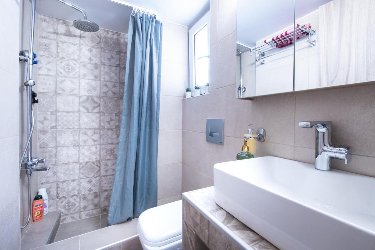 Family Apartment Near Port Пирей Экстерьер фото